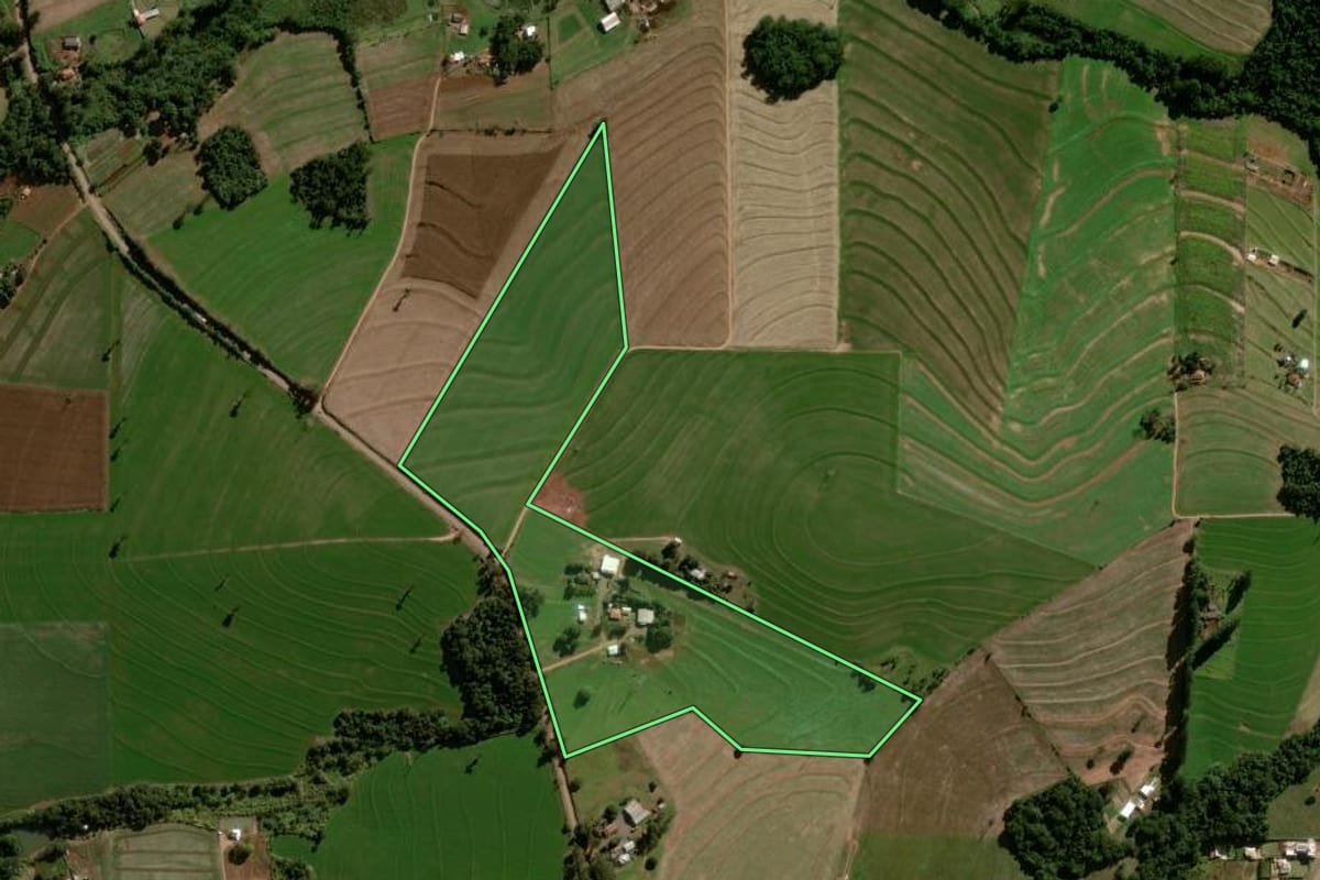 Imagem de satélite do imóvel rural em Mamborê (PR), com o contorno declarado no CAR desenhado por cima.