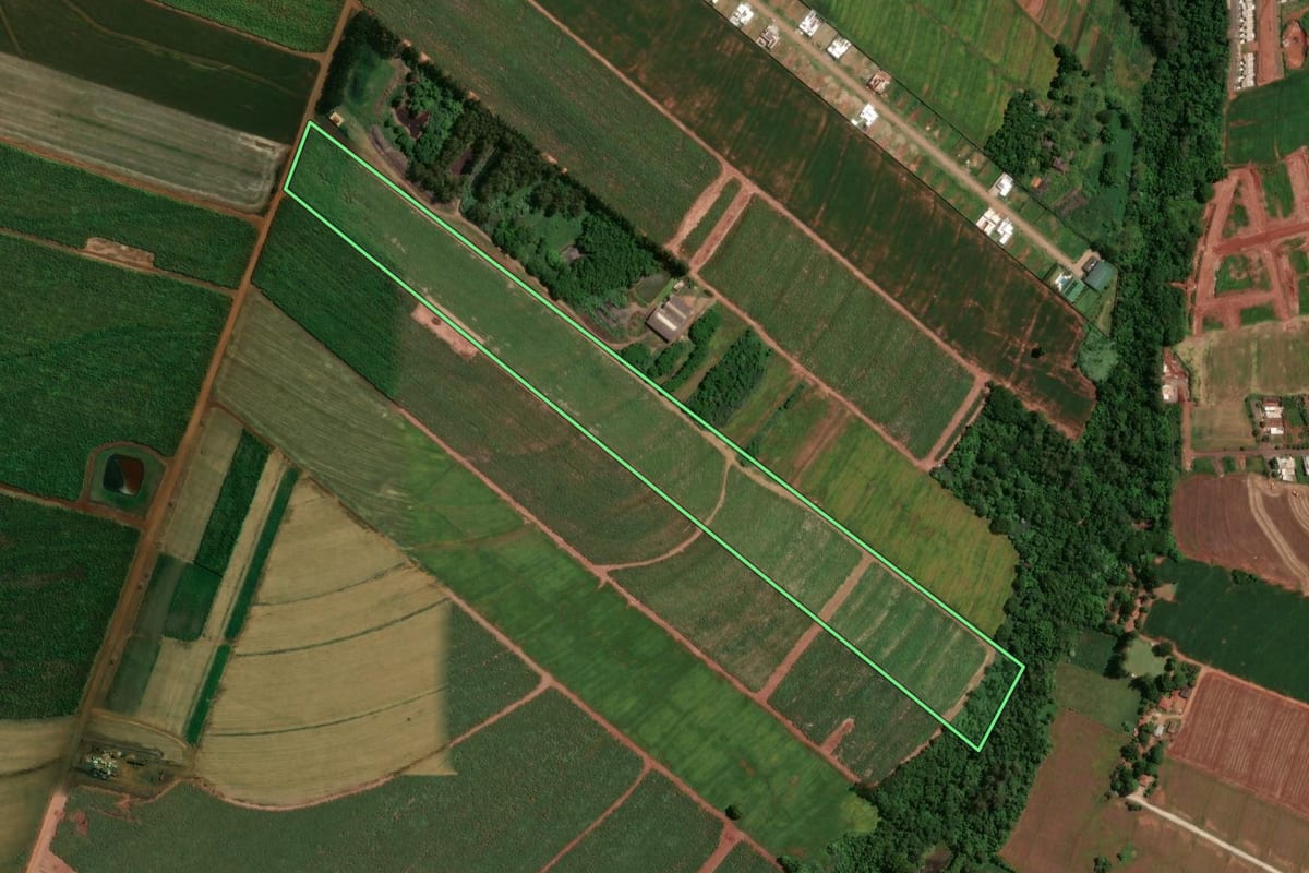 Imagem de satélite do imóvel rural em Mandaguaçu (PR), com o contorno declarado no CAR desenhado por cima.