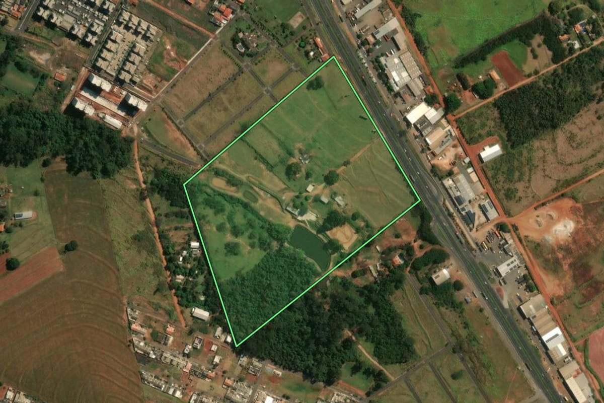 Imagem de satélite do imóvel rural em Mandaguaçu (PR), com o contorno declarado no CAR desenhado por cima.