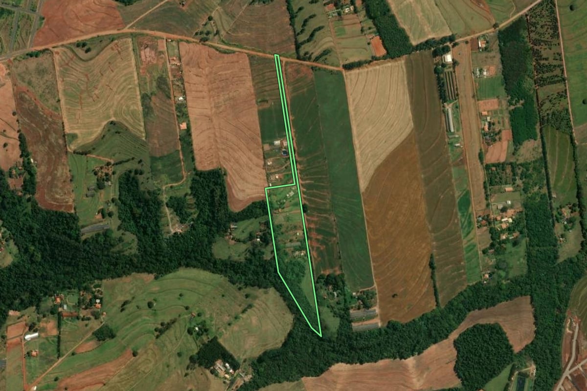 Imagem de satélite do imóvel rural em Mandaguaçu (PR), com o contorno declarado no CAR desenhado por cima.