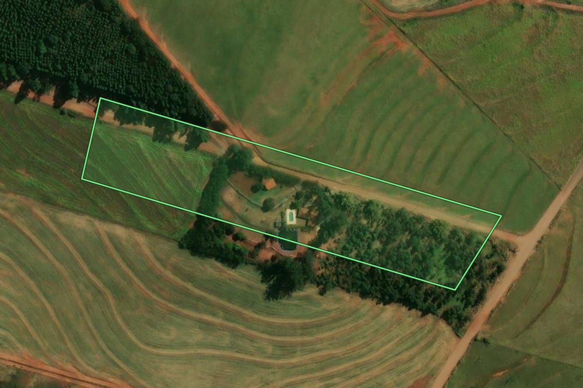 Imagem de satélite do imóvel rural em Mandaguaçu (PR), com o contorno declarado no CAR desenhado por cima.