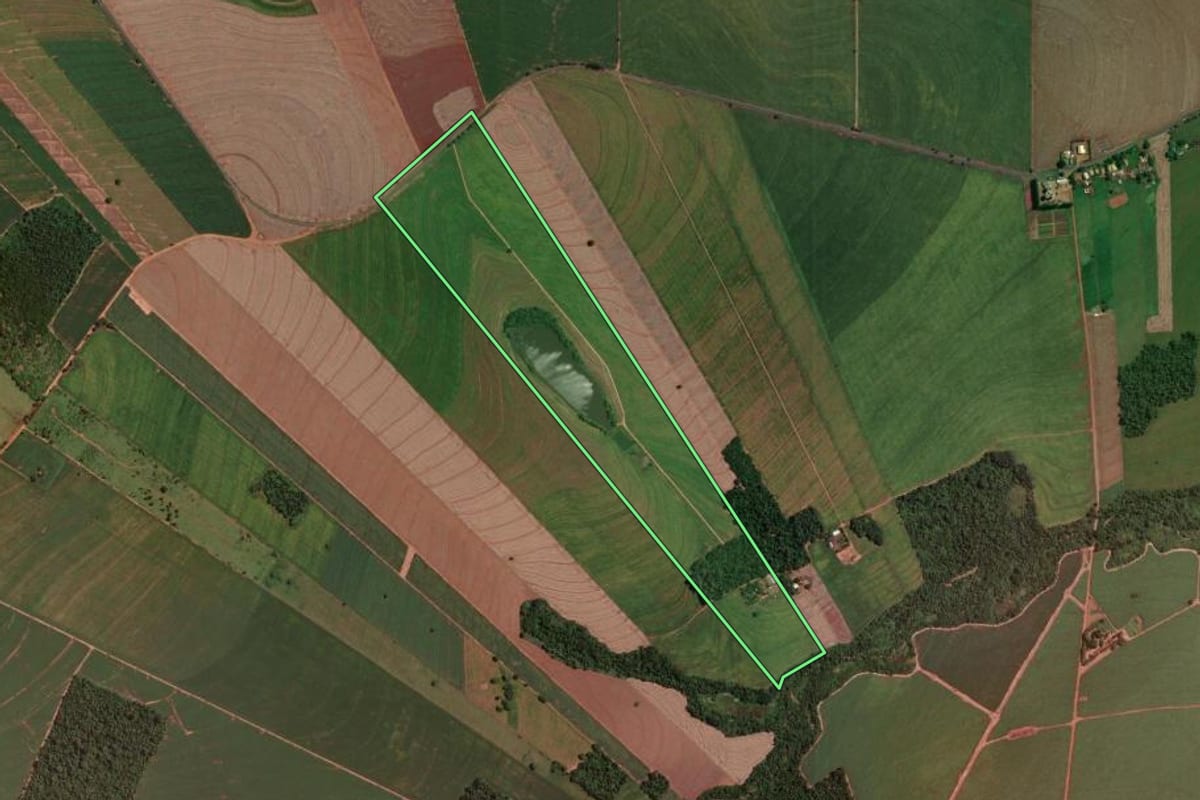 Imagem de satélite do imóvel rural em Mandaguaçu (PR), com o contorno declarado no CAR desenhado por cima.