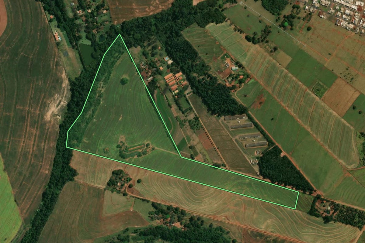 Imagem de satélite do imóvel rural em Mandaguaçu (PR), com o contorno declarado no CAR desenhado por cima.
