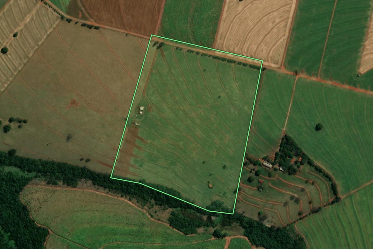 Imagem de satélite do imóvel rural em Mandaguaçu (PR), com o contorno declarado no CAR desenhado por cima.