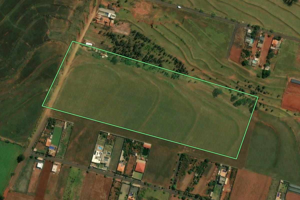 Imagem de satélite do imóvel rural em Mandaguaçu (PR), com o contorno declarado no CAR desenhado por cima.