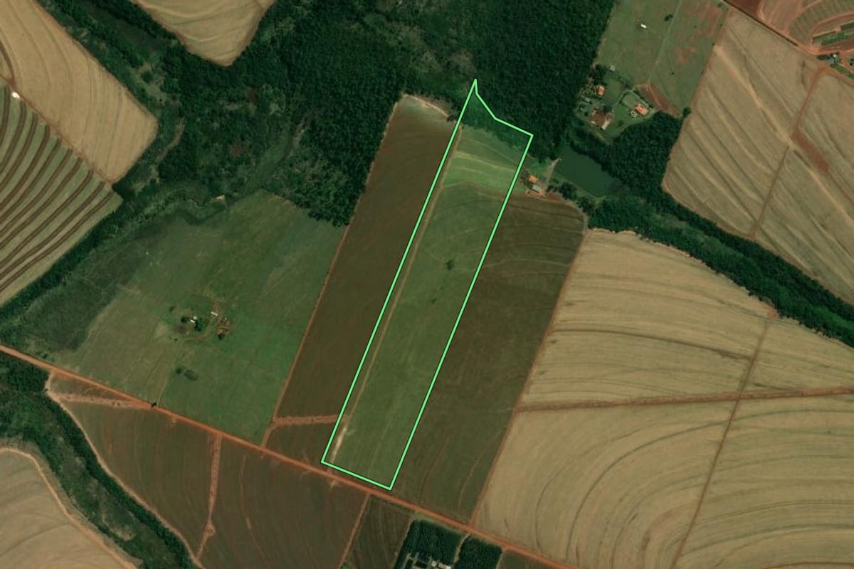 Imagem de satélite do imóvel rural em Mandaguaçu (PR), com o contorno declarado no CAR desenhado por cima.