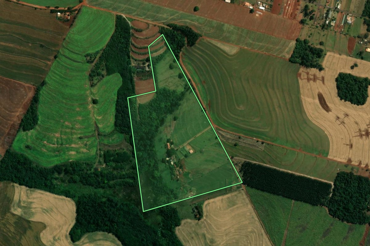 Imagem de satélite do imóvel rural em Mandaguaçu (PR), com o contorno declarado no CAR desenhado por cima.