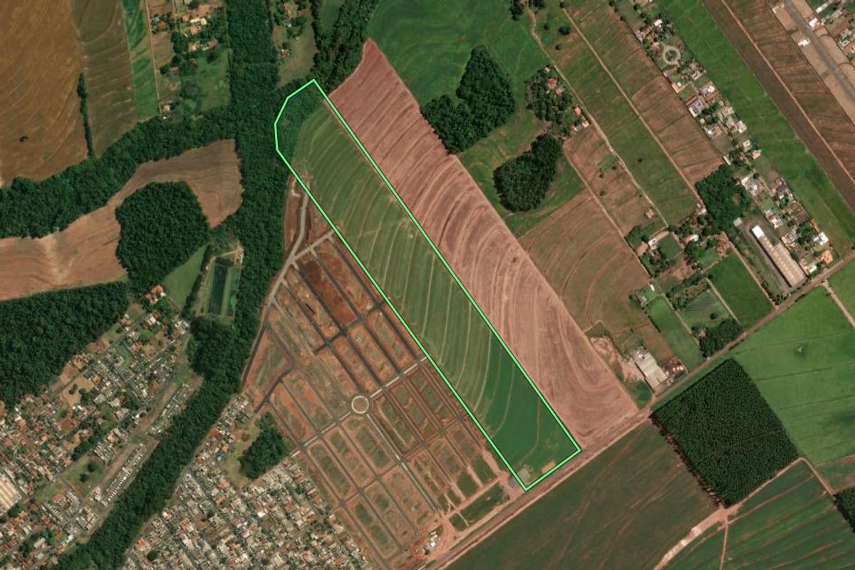 Imagem de satélite do imóvel rural em Mandaguaçu (PR), com o contorno declarado no CAR desenhado por cima.