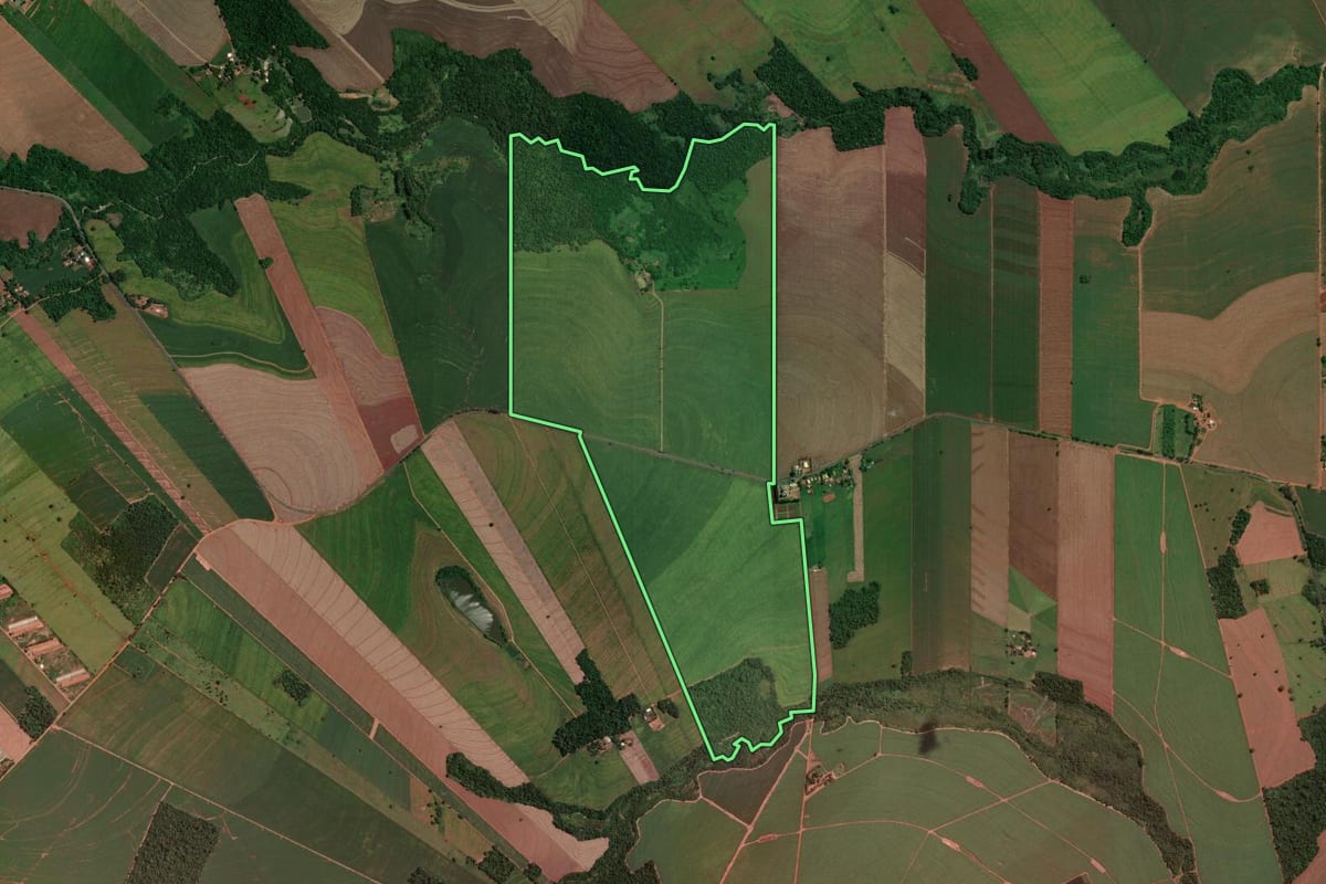 Imagem de satélite do imóvel rural em Mandaguaçu (PR), com o contorno declarado no CAR desenhado por cima.