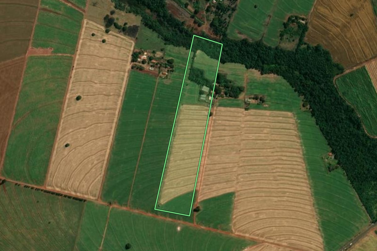 Imagem de satélite do imóvel rural em Mandaguaçu (PR), com o contorno declarado no CAR desenhado por cima.