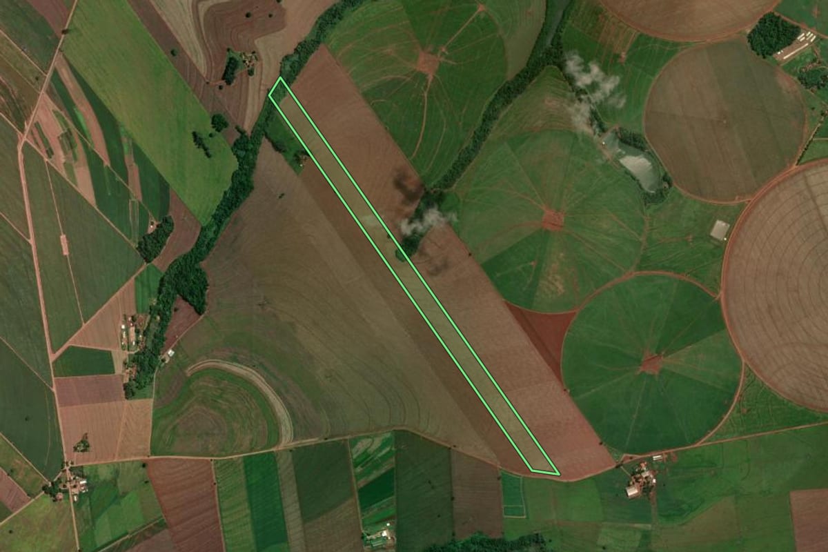 Imagem de satélite do imóvel rural em Mandaguaçu (PR), com o contorno declarado no CAR desenhado por cima.