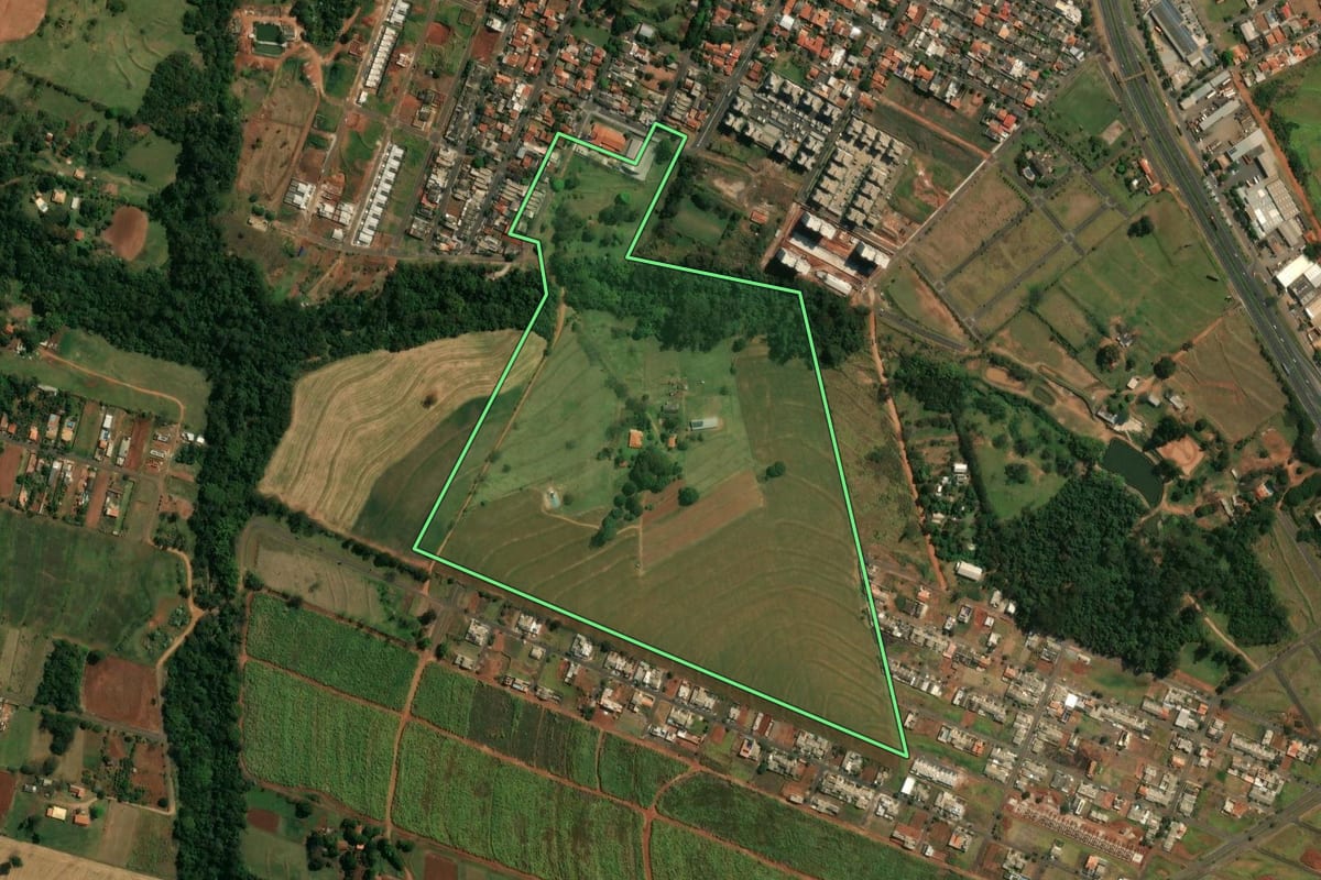 Imagem de satélite do imóvel rural em Mandaguaçu (PR), com o contorno declarado no CAR desenhado por cima.