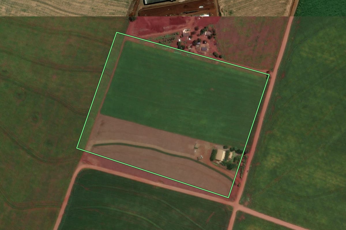 Imagem de satélite do imóvel rural em Mandaguaçu (PR), com o contorno declarado no CAR desenhado por cima.