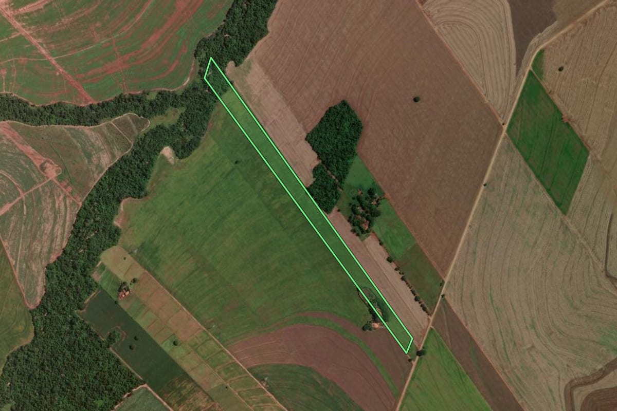 Imagem de satélite do imóvel rural em Mandaguaçu (PR), com o contorno declarado no CAR desenhado por cima.