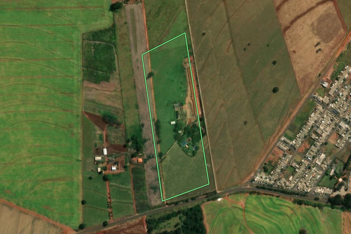 Imagem de satélite do imóvel rural em Mandaguaçu (PR), com o contorno declarado no CAR desenhado por cima.