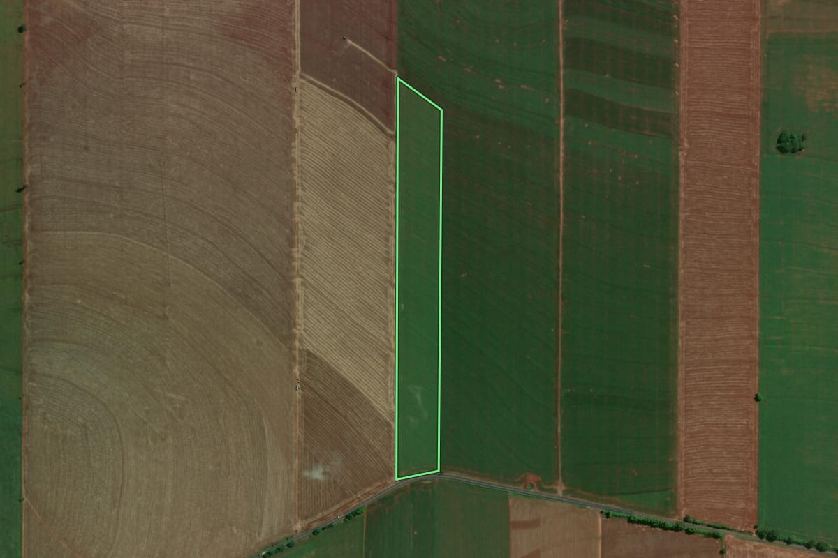 Imagem de satélite do imóvel rural em Mandaguaçu (PR), com o contorno declarado no CAR desenhado por cima.