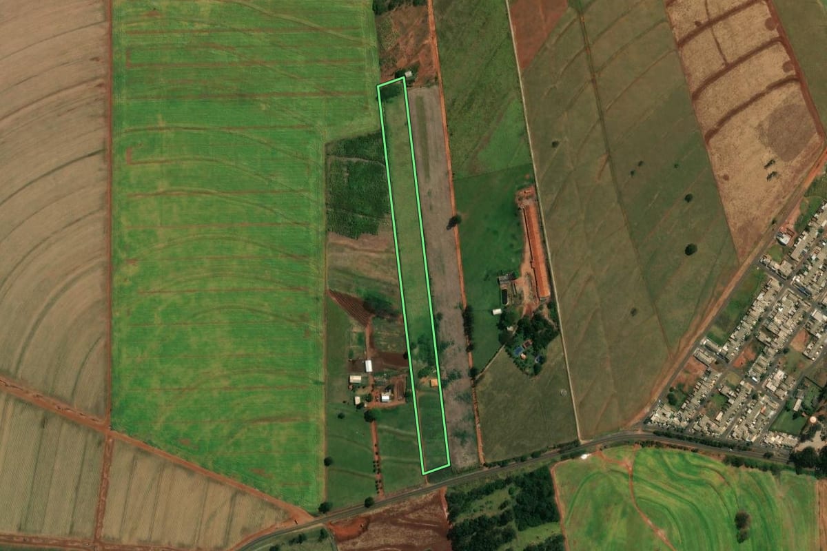 Imagem de satélite do imóvel rural em Mandaguaçu (PR), com o contorno declarado no CAR desenhado por cima.