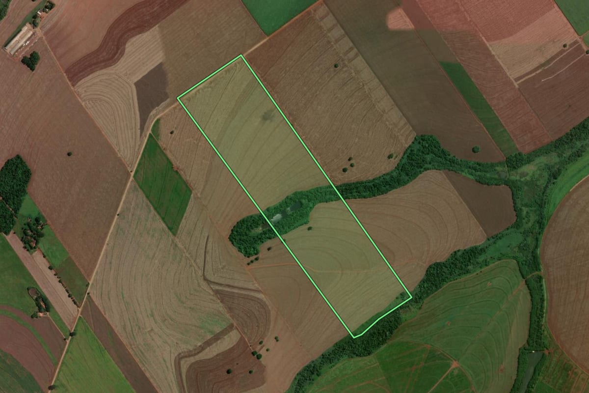 Imagem de satélite do imóvel rural em Mandaguaçu (PR), com o contorno declarado no CAR desenhado por cima.