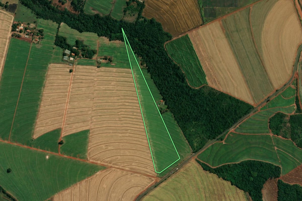 Imagem de satélite do imóvel rural em Mandaguaçu (PR), com o contorno declarado no CAR desenhado por cima.