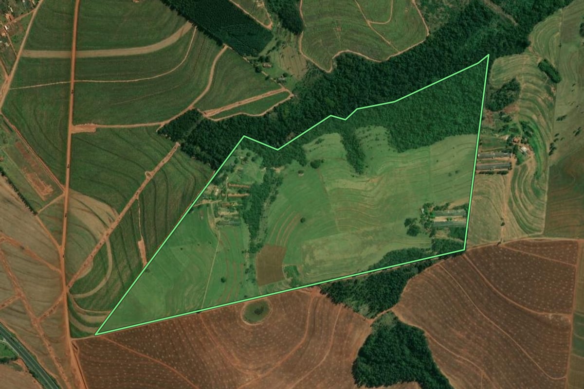 Imagem de satélite do imóvel rural em Mandaguaçu (PR), com o contorno declarado no CAR desenhado por cima.