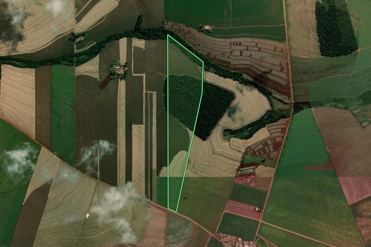 Imagem de satélite do imóvel rural em Mandaguaçu (PR), com o contorno declarado no CAR desenhado por cima.