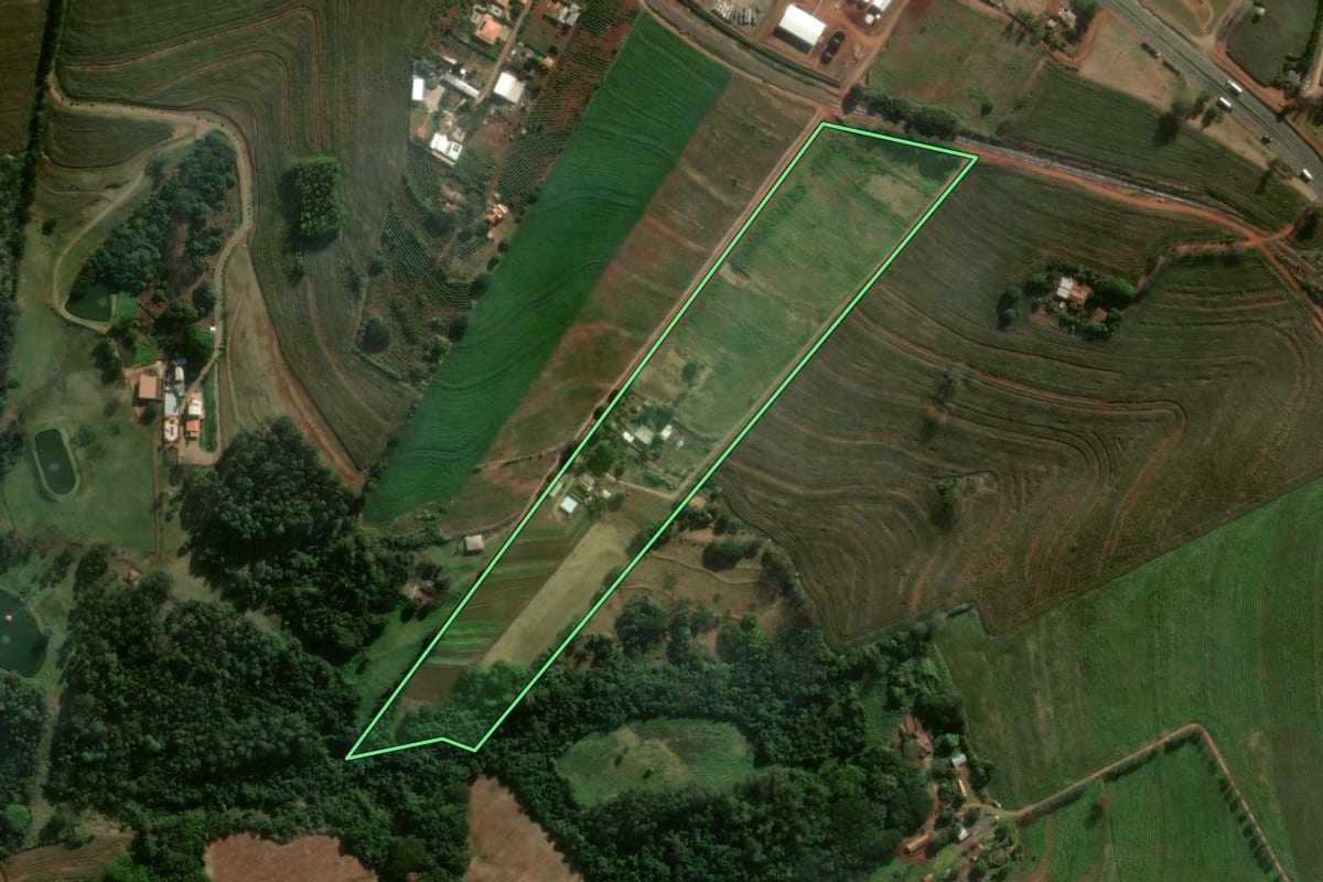 Imagem de satélite do imóvel rural em Mandaguari (PR), com o contorno declarado no CAR desenhado por cima.