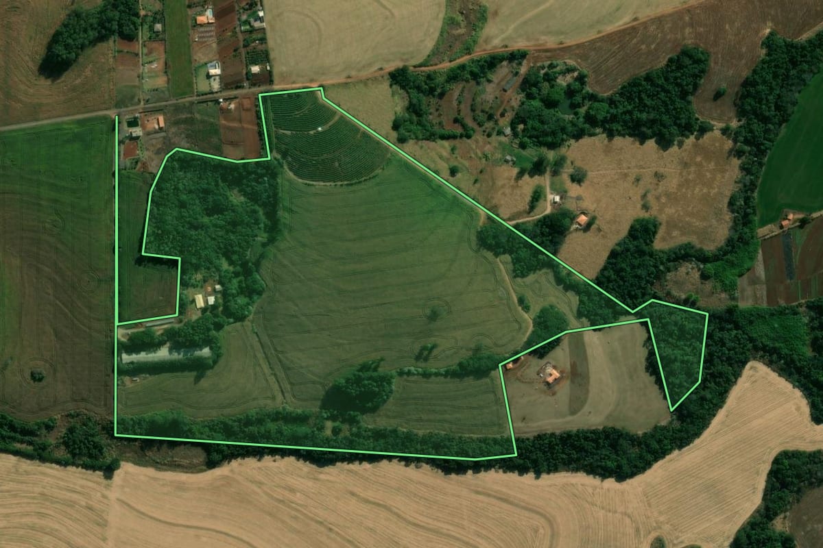 Imagem de satélite do imóvel rural em Mandaguari (PR), com o contorno declarado no CAR desenhado por cima.