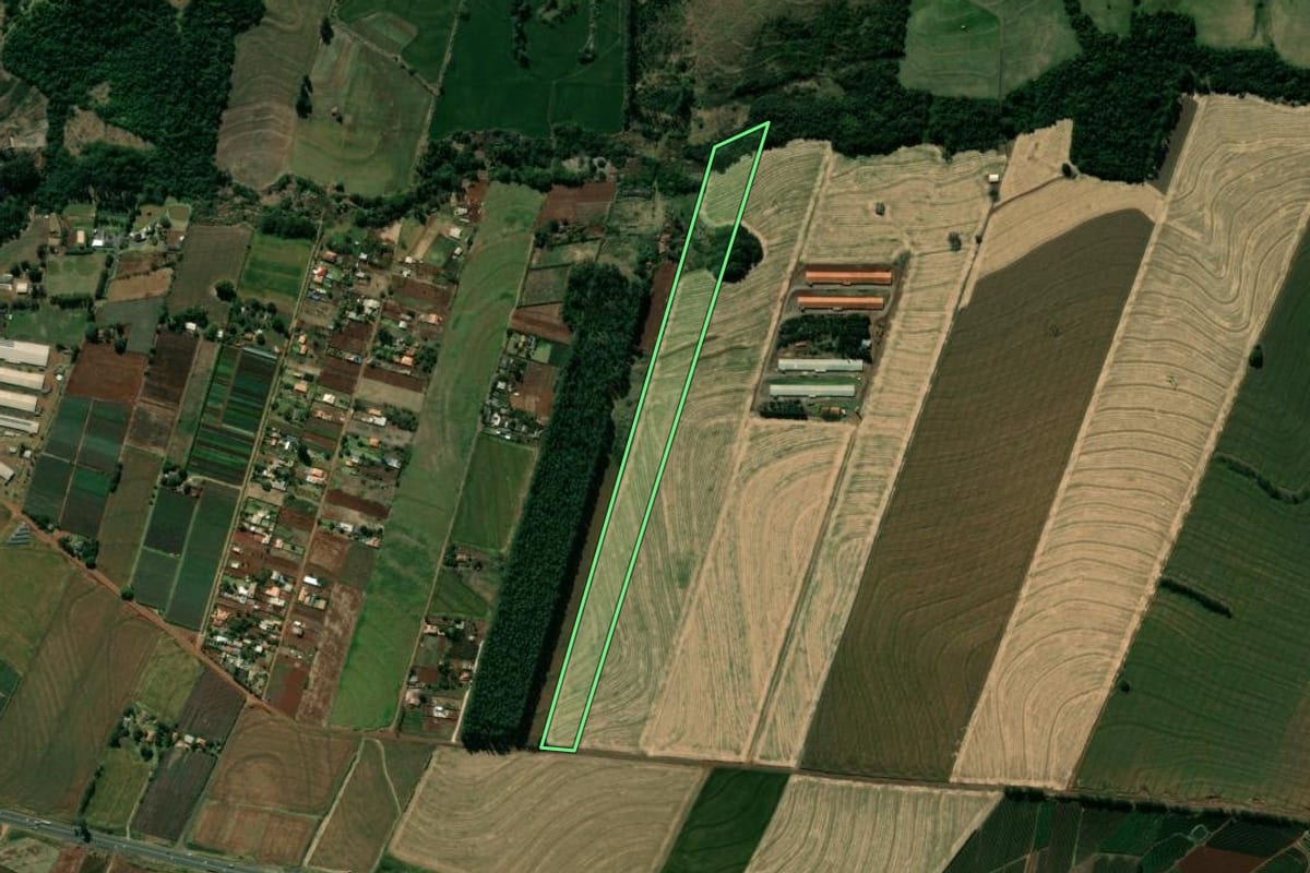 Imagem de satélite do imóvel rural em Mandaguari (PR), com o contorno declarado no CAR desenhado por cima.