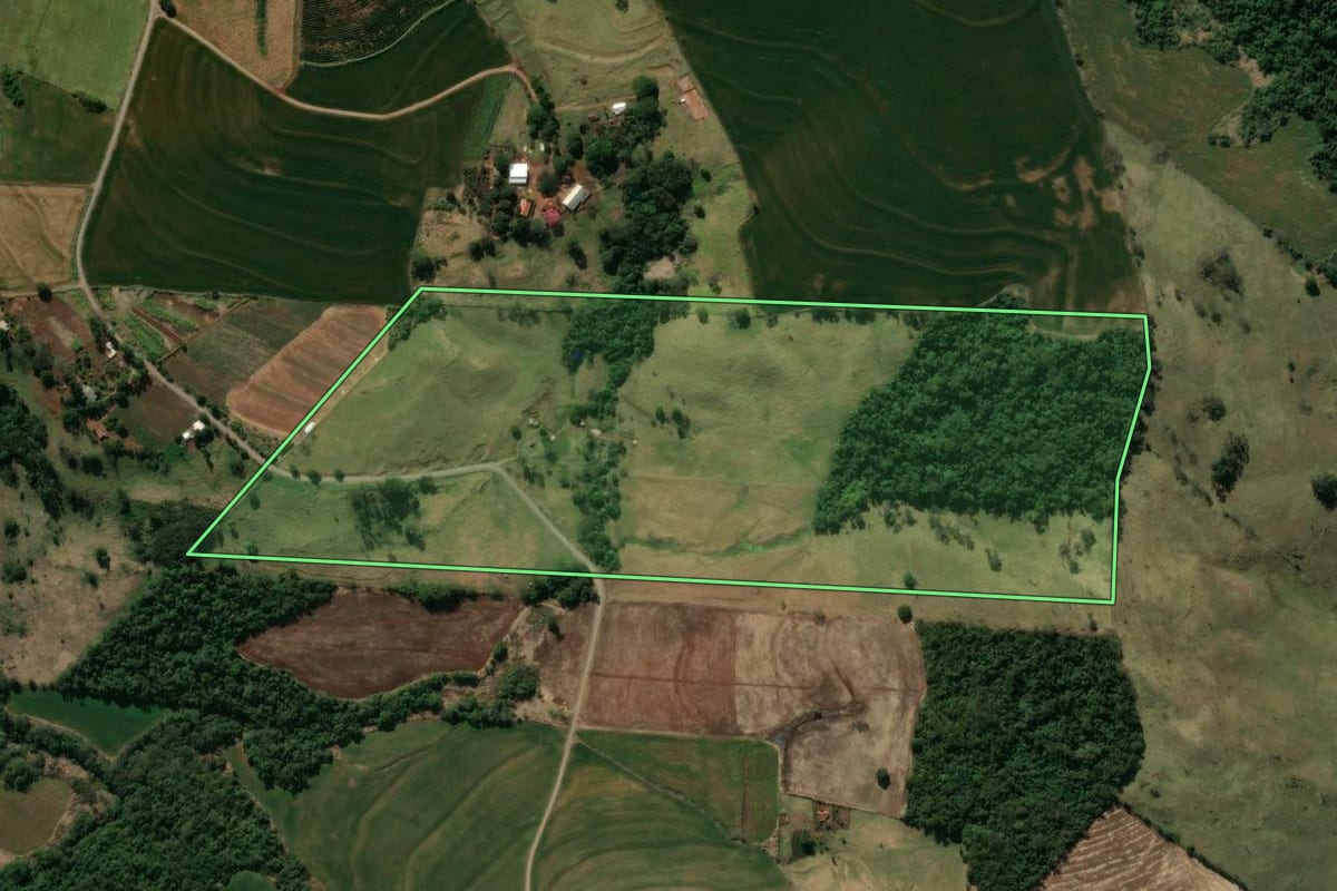 Imagem de satélite do imóvel rural em Mandaguari (PR), com o contorno declarado no CAR desenhado por cima.