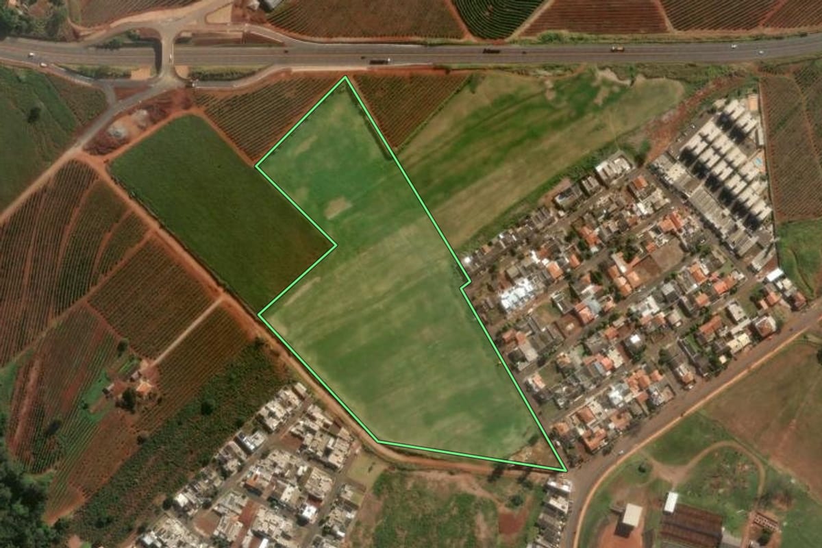 Imagem de satélite do imóvel rural em Mandaguari (PR), com o contorno declarado no CAR desenhado por cima.