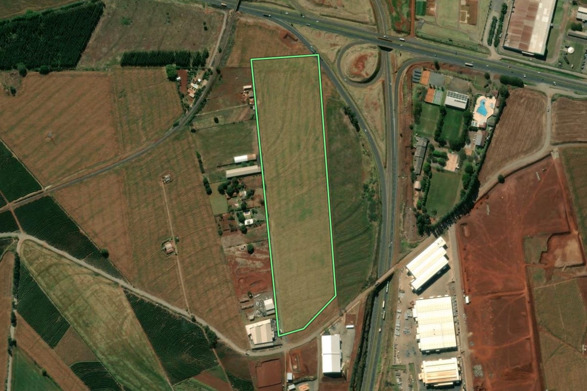 Imagem de satélite do imóvel rural em Mandaguari (PR), com o contorno declarado no CAR desenhado por cima.