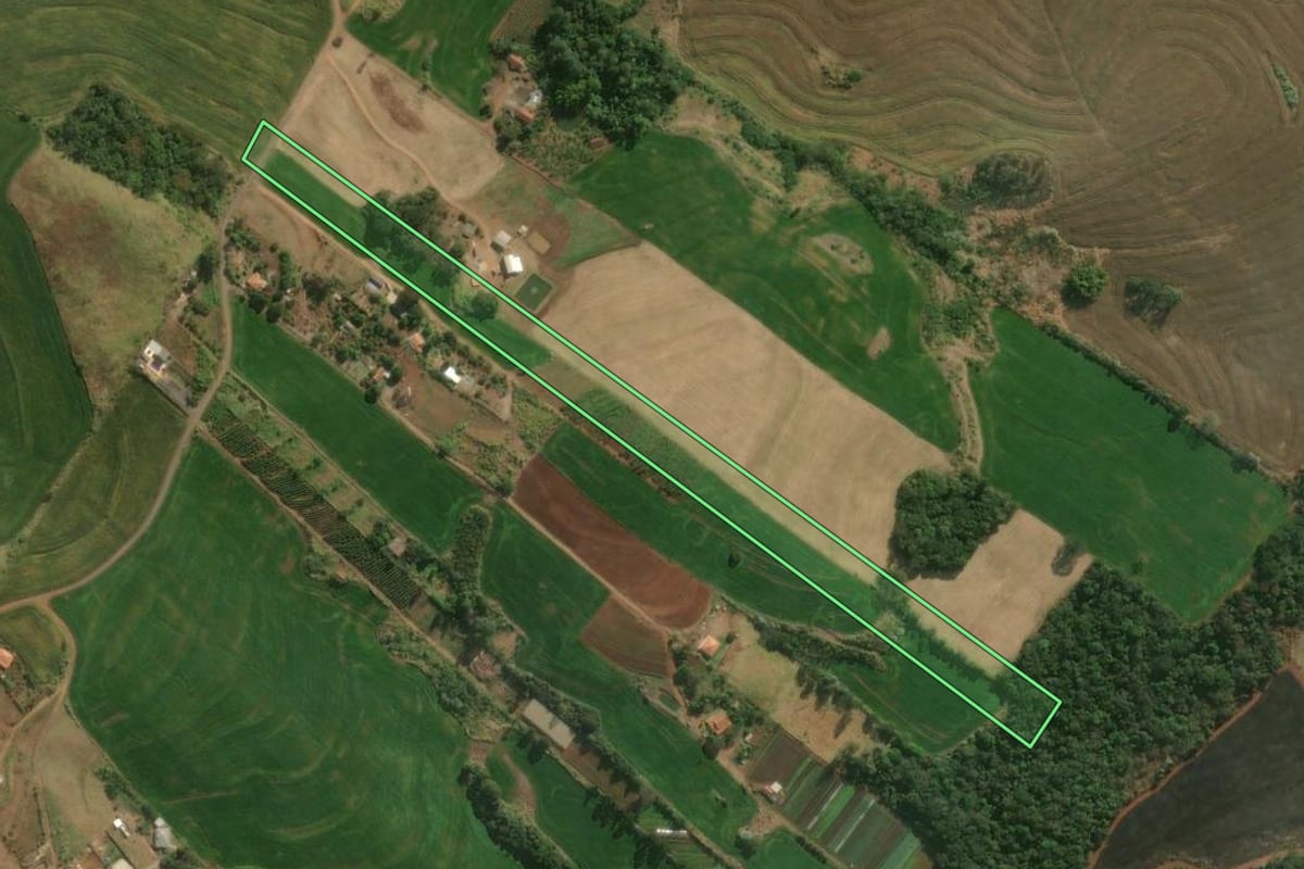 Imagem de satélite do imóvel rural em Mandaguari (PR), com o contorno declarado no CAR desenhado por cima.