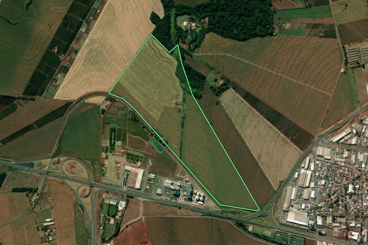 Imagem de satélite do imóvel rural em Mandaguari (PR), com o contorno declarado no CAR desenhado por cima.