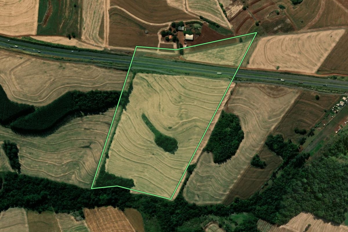 Imagem de satélite do imóvel rural em Mandaguari (PR), com o contorno declarado no CAR desenhado por cima.