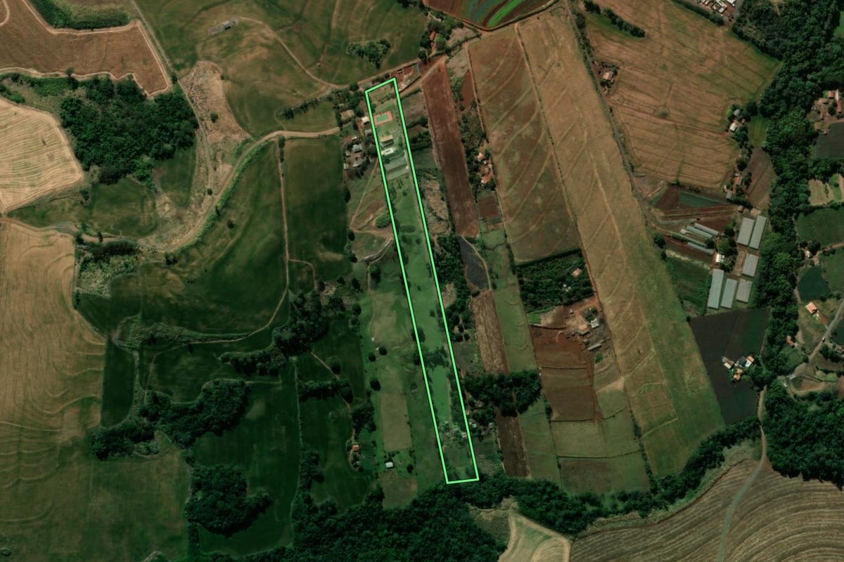 Imagem de satélite do imóvel rural em Mandaguari (PR), com o contorno declarado no CAR desenhado por cima.