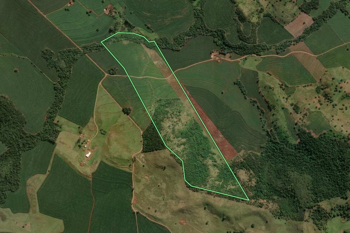 Imagem de satélite do imóvel rural em Mandaguari (PR), com o contorno declarado no CAR desenhado por cima.