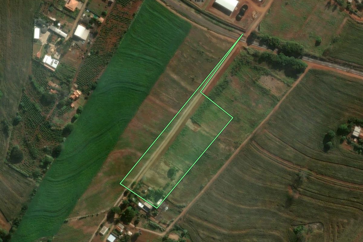 Imagem de satélite do imóvel rural em Mandaguari (PR), com o contorno declarado no CAR desenhado por cima.