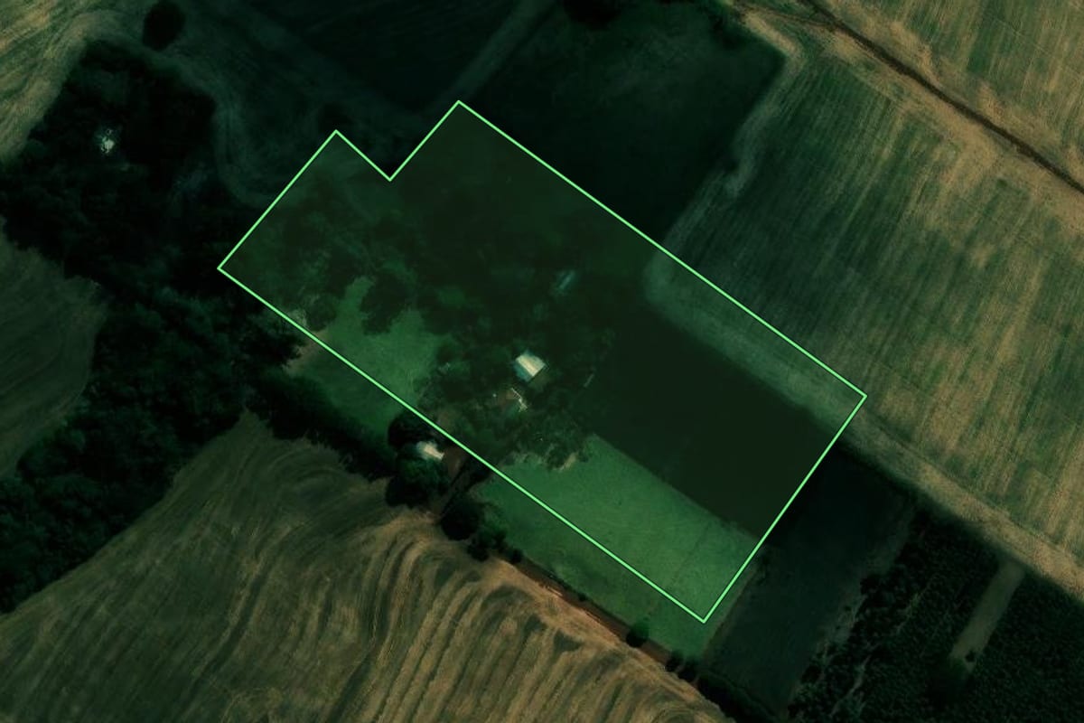 Imagem de satélite do imóvel rural em Mandaguari (PR), com o contorno declarado no CAR desenhado por cima.