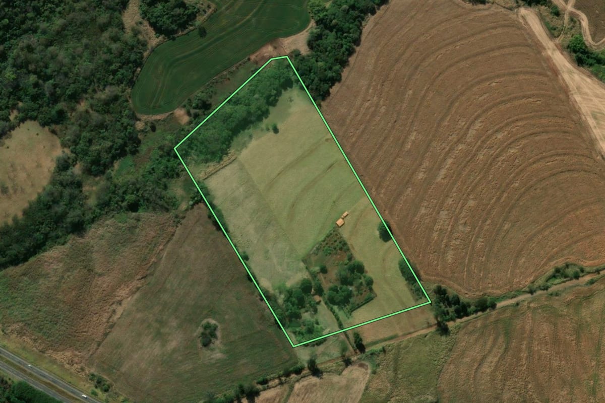 Imagem de satélite do imóvel rural em Mandaguari (PR), com o contorno declarado no CAR desenhado por cima.
