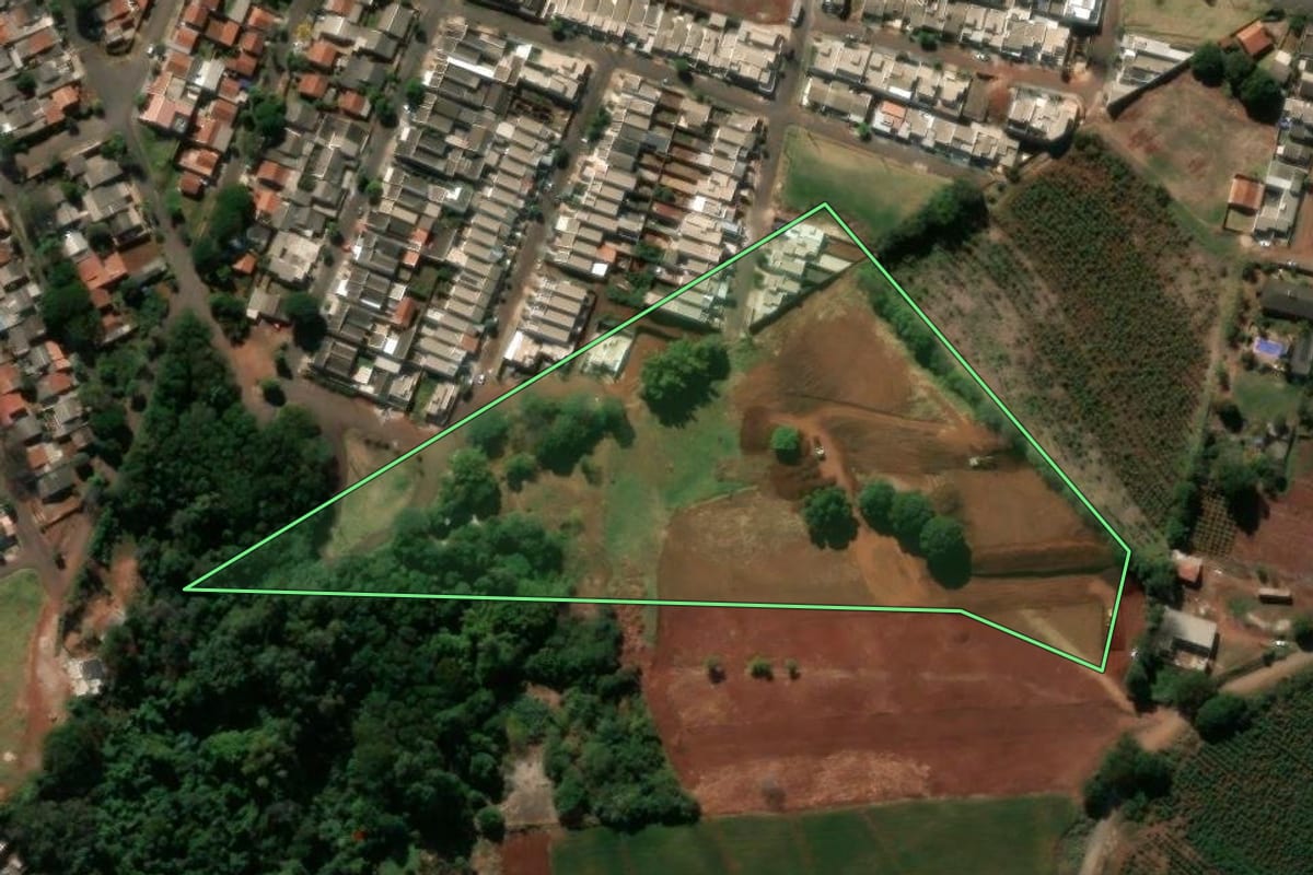 Imagem de satélite do imóvel rural em Mandaguari (PR), com o contorno declarado no CAR desenhado por cima.