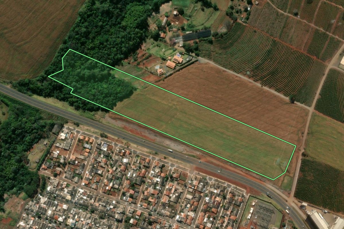 Imagem de satélite do imóvel rural em Mandaguari (PR), com o contorno declarado no CAR desenhado por cima.