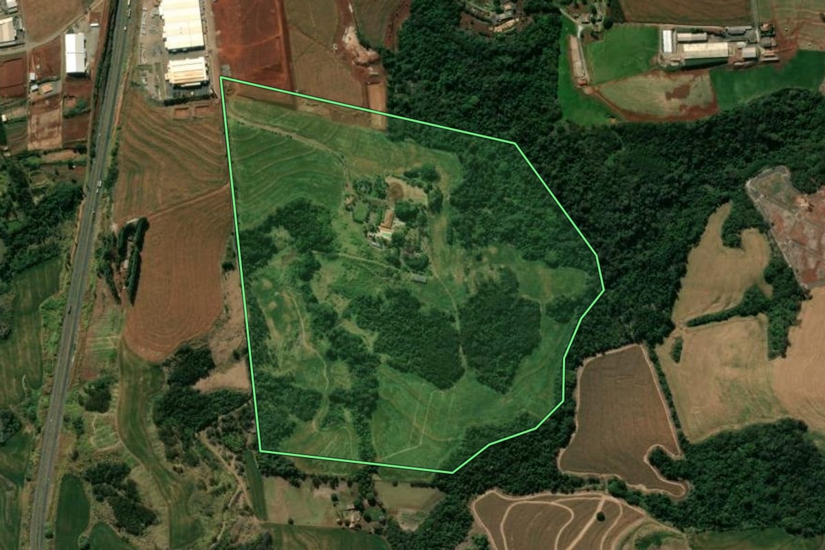 Imagem de satélite do imóvel rural em Mandaguari (PR), com o contorno declarado no CAR desenhado por cima.