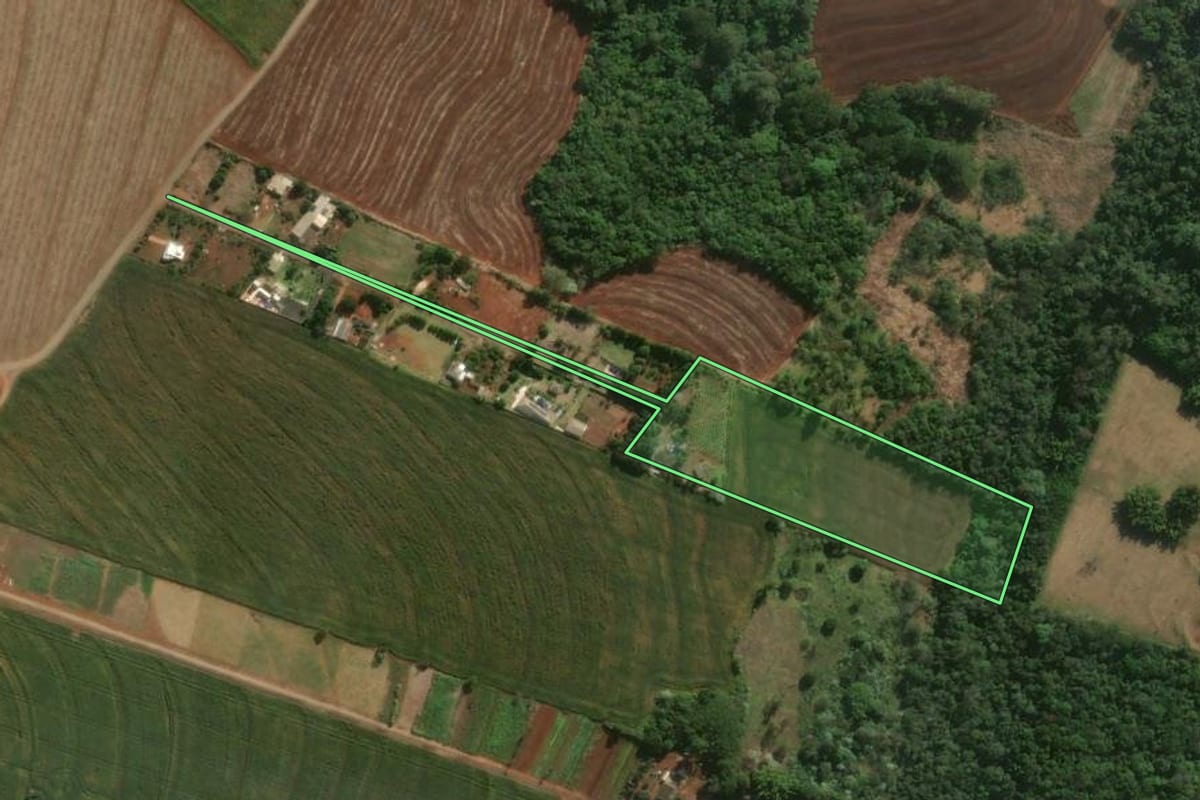 Imagem de satélite do imóvel rural em Mandaguari (PR), com o contorno declarado no CAR desenhado por cima.