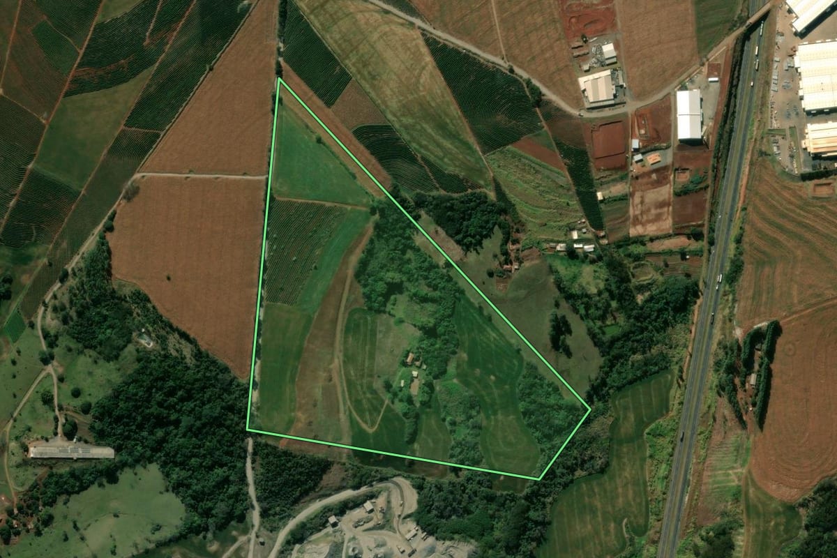 Imagem de satélite do imóvel rural em Mandaguari (PR), com o contorno declarado no CAR desenhado por cima.