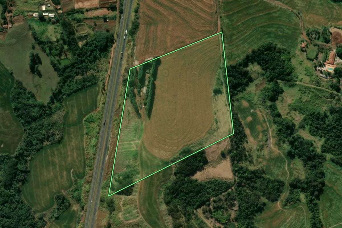 Imagem de satélite do imóvel rural em Mandaguari (PR), com o contorno declarado no CAR desenhado por cima.
