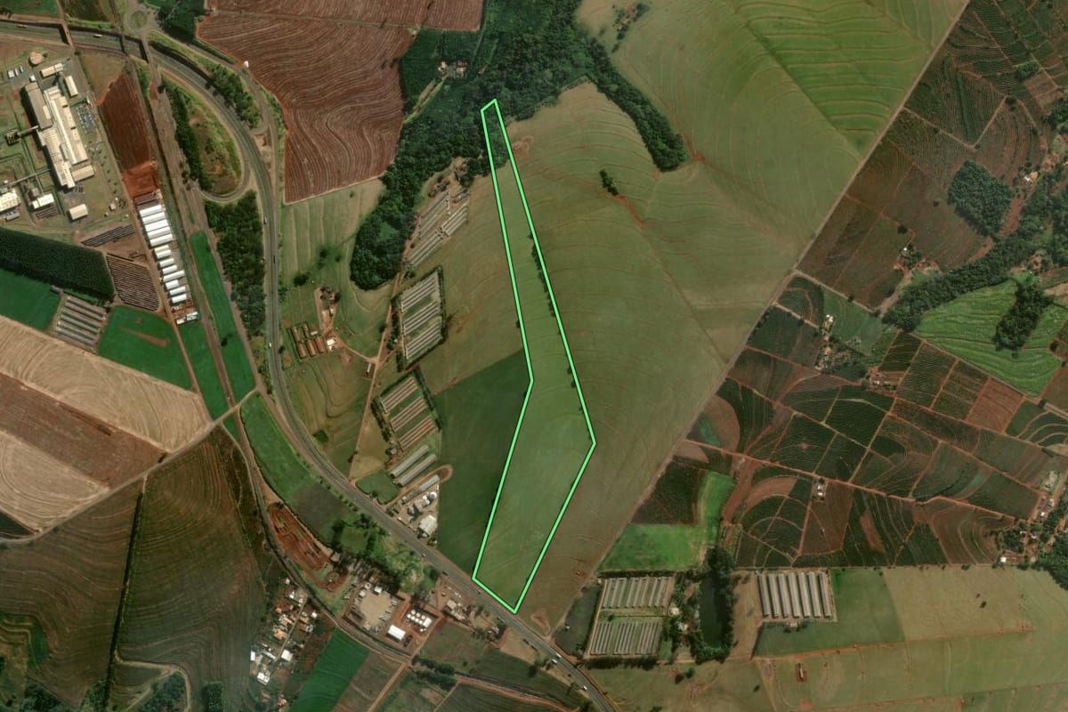 Imagem de satélite do imóvel rural em Mandaguari (PR), com o contorno declarado no CAR desenhado por cima.