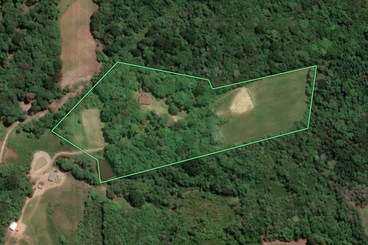 Imagem de satélite do imóvel rural em Mandirituba (PR), com o contorno declarado no CAR desenhado por cima.