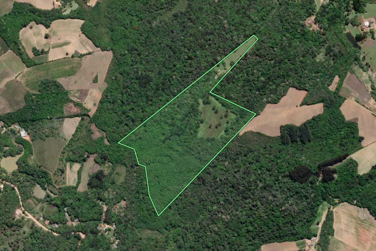 Imagem de satélite do imóvel rural em Mandirituba (PR), com o contorno declarado no CAR desenhado por cima.