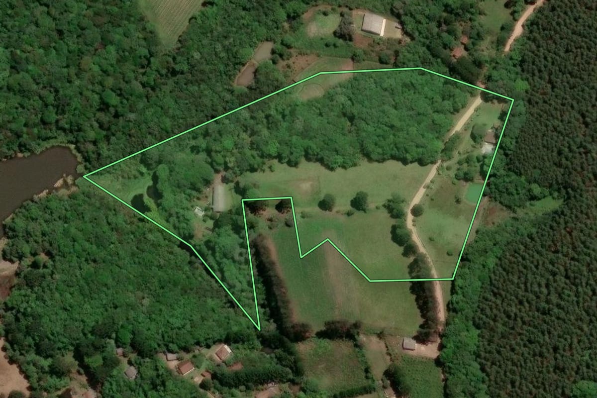 Imagem de satélite do imóvel rural em Mandirituba (PR), com o contorno declarado no CAR desenhado por cima.