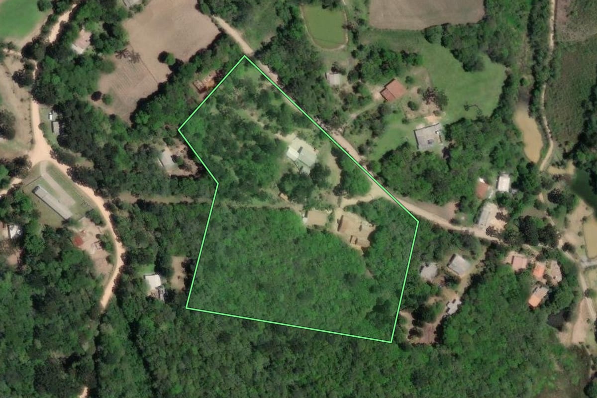 Imagem de satélite do imóvel rural em Mandirituba (PR), com o contorno declarado no CAR desenhado por cima.